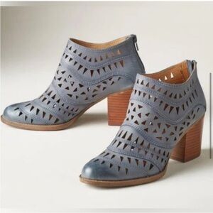 Sofft Westwood Gray Cutout Ankle Boots
